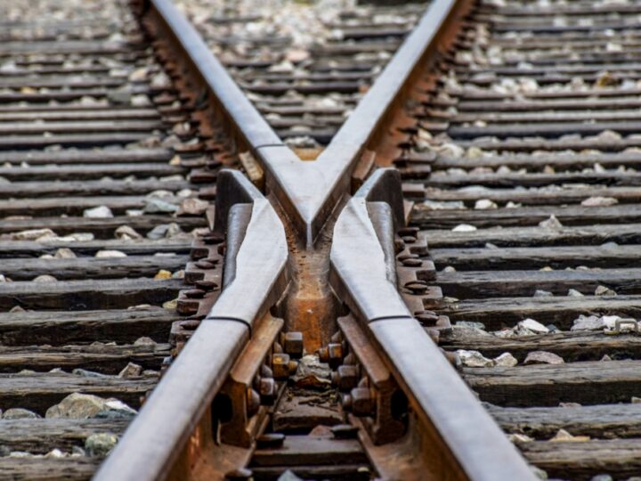 Niedzielny wieczór w Żyrardowie przyniósł tragiczne wydarzenie: śmiertelne potrącenie przez pociąg