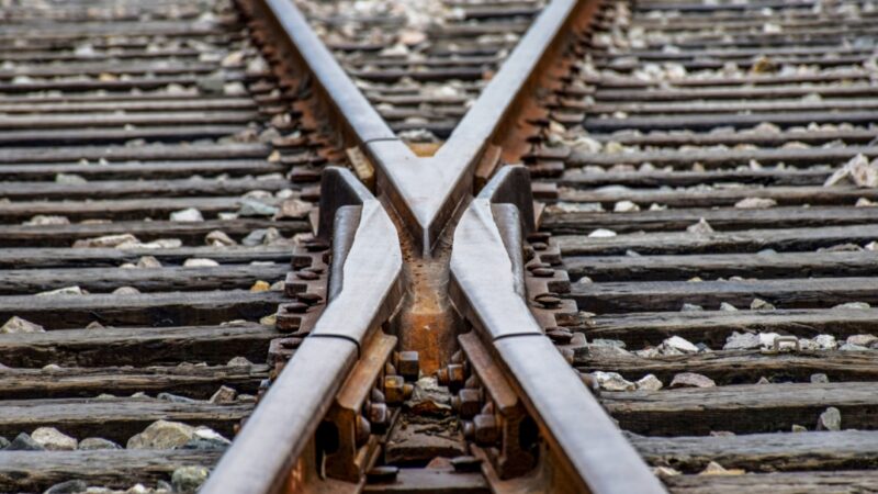 Niedzielny wieczór w Żyrardowie przyniósł tragiczne wydarzenie: śmiertelne potrącenie przez pociąg