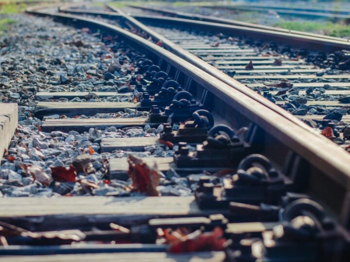 Potężne utrudnienia w komunikacji kolejowej po śmiertelnym potrąceniu człowieka przez pociąg PKP Intercity w Żyrardowie