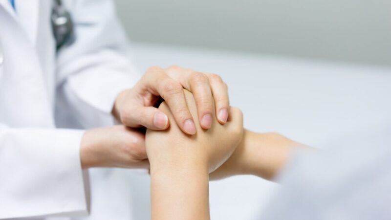 Bezpieczne maluchy na drodze – policjantka uczy przedszkolaków zasad ruchu