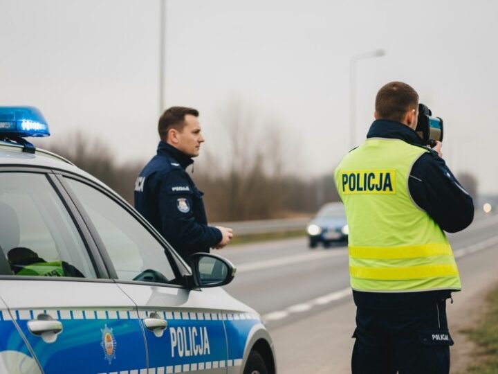 Bezpieczna jazda w deszczu: Kluczowe zasady, które musisz znać!
