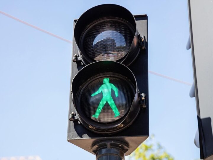 Odblaski obowiązkowe: Twoje życie w świetle reflektorów po zmroku