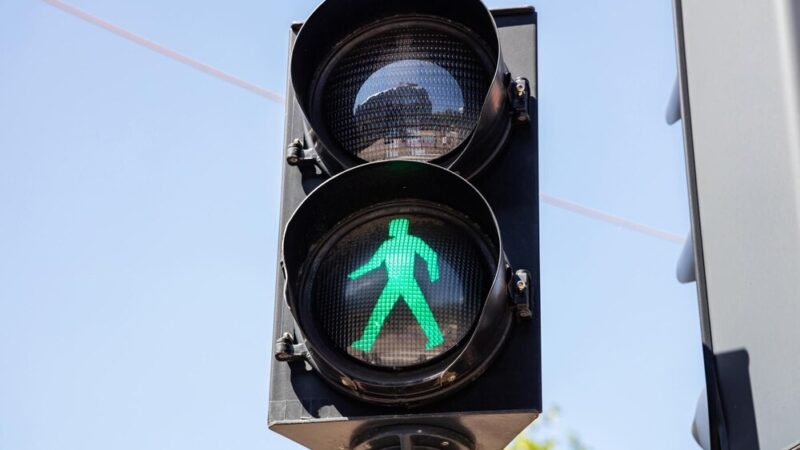 Odblaski obowiązkowe: Twoje życie w świetle reflektorów po zmroku