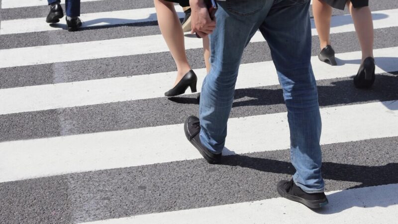 Przedszkolaki uczą się, jak bezpiecznie poruszać się po drogach