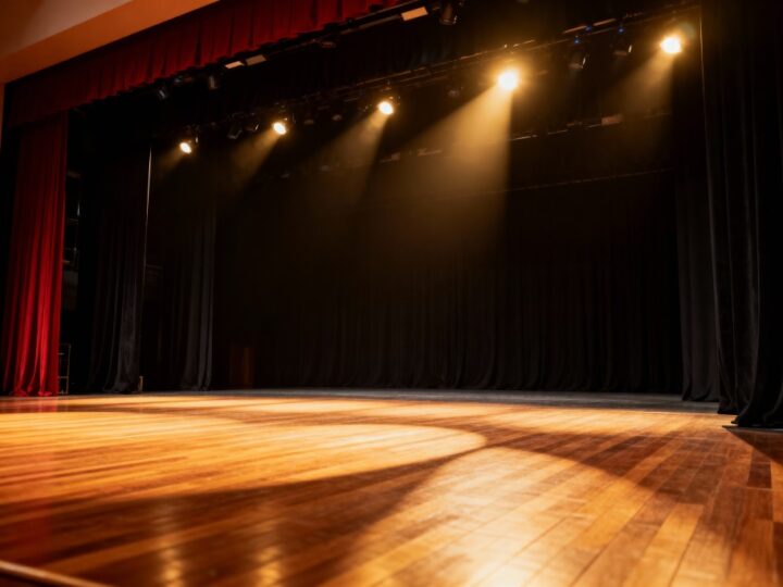 Odkryj emocje młodzieży w spektaklu „Inside” – poszukiwanie tożsamości na scenie!