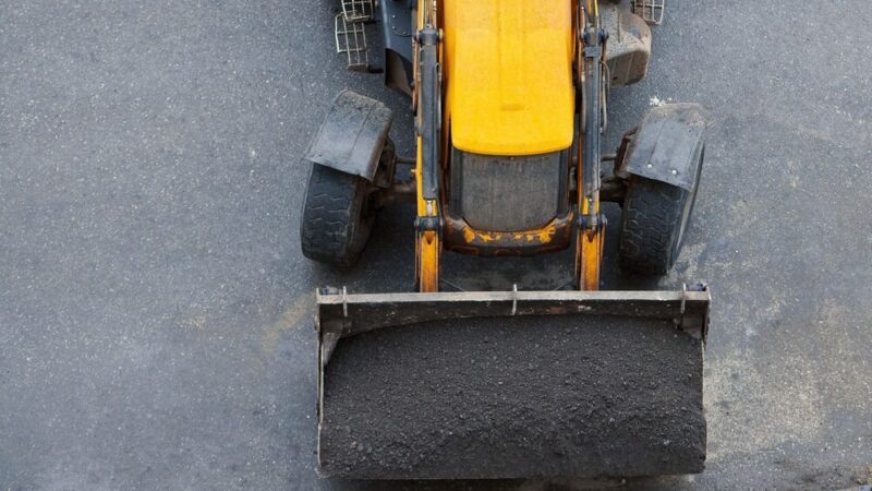 Odśnieżanie w Żabiej Woli: Utrudnienia na drogach gminnych!