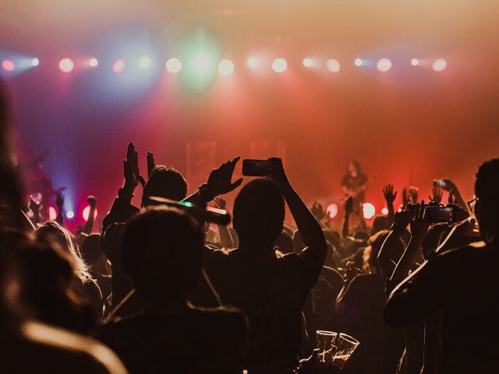 Candle Light Grodzisk Mazowiecki: Muzyczna podróż z Wodeckim i Zauchą w blasku świec