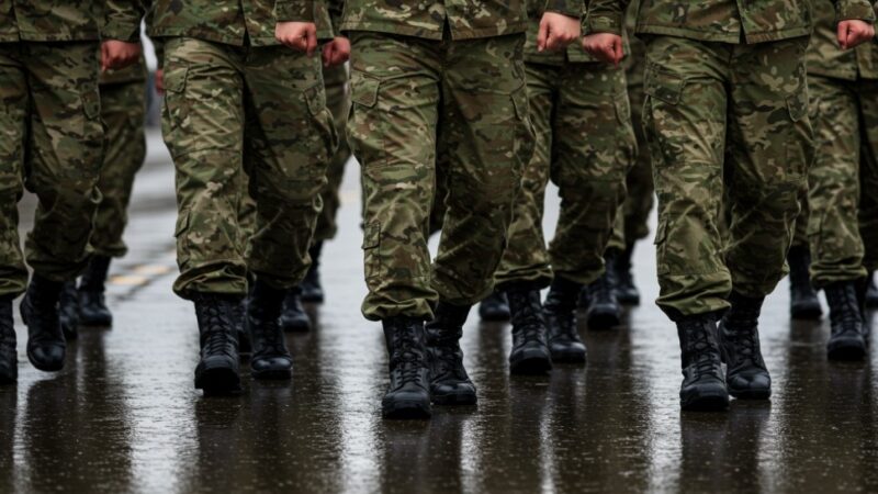 Kiermasz wojskowy w Jaktorowie: odkryj militarną odzież i unikalne akcesoria!