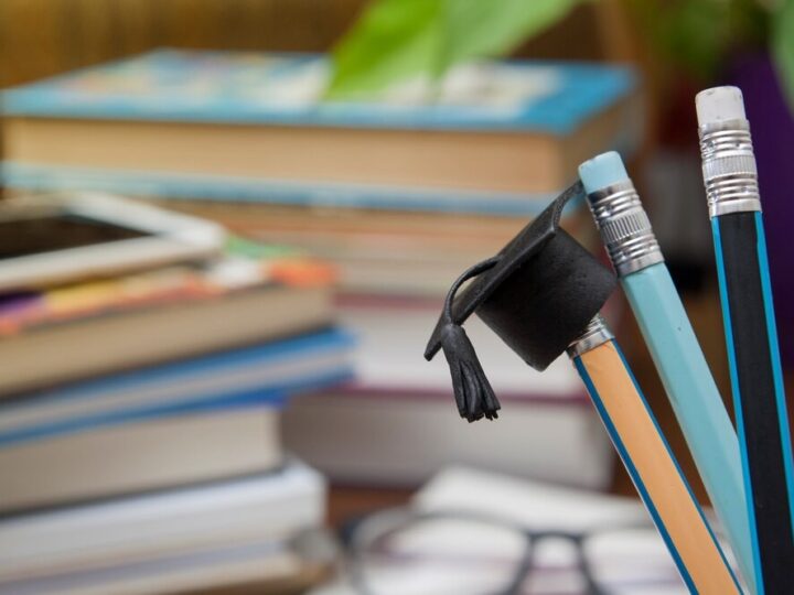 Wójt Gminy Żabia Wola wyróżnia opiekunów żłobka za ich niezwykłą pasję i zaangażowanie