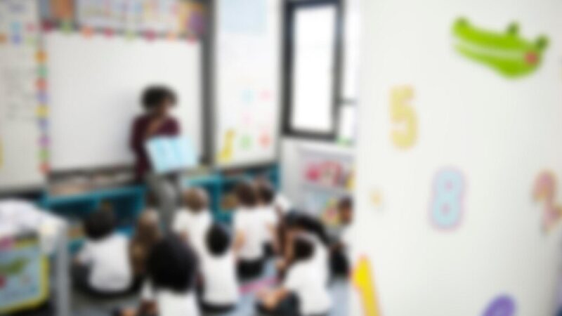 Prof. Adam Rotfeld inspiruje uczniów w Podkowie Leśnej podczas lekcji obywatelskiej