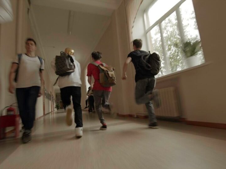 Zakaz smartfonów w szkołach podstawowych od 2026 roku: krok ku lepszej edukacji?
