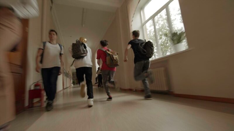Zakaz smartfonów w szkołach podstawowych od 2026 roku: krok ku lepszej edukacji?