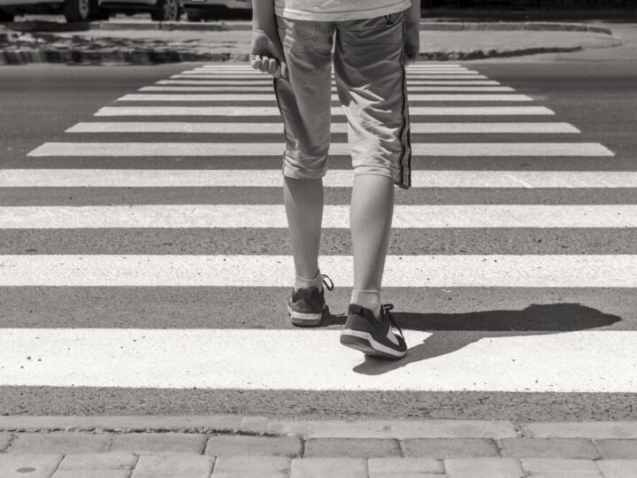 Bezpieczne przedszkolaki: Policjanci uczą zasad ruchu drogowego
