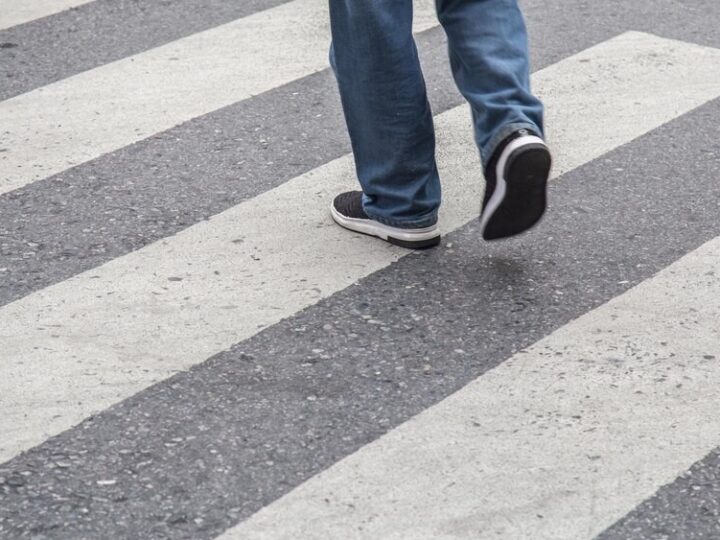 Piesi na drodze: Jak unikać zagrożeń? Sprawdź przepisy!
