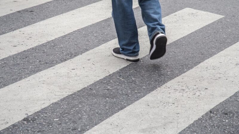 Piesi na drodze: Jak unikać zagrożeń? Sprawdź przepisy!